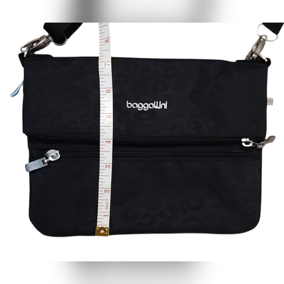 Baggallini Flip Zip Crossbody Black Cheetah Emboss - Picture 5 of 11